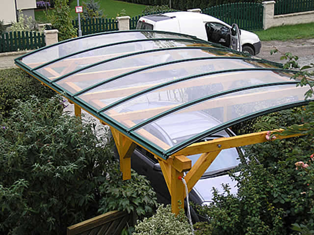 Leseni nadstre&scaron;ek za avto